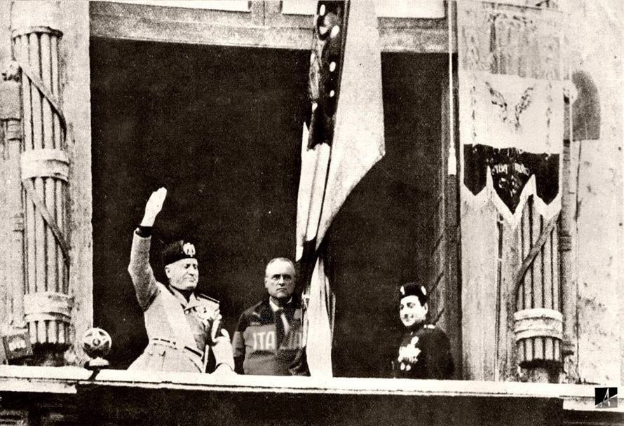 Affacciato al balcone di piazza Venezia con Benito Mussolini (da Twitter @artefatti)